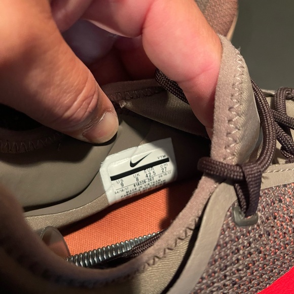 Nike Duel Racer mens size 9, khaki/red like new only worn few times. - Picture 4 of 4